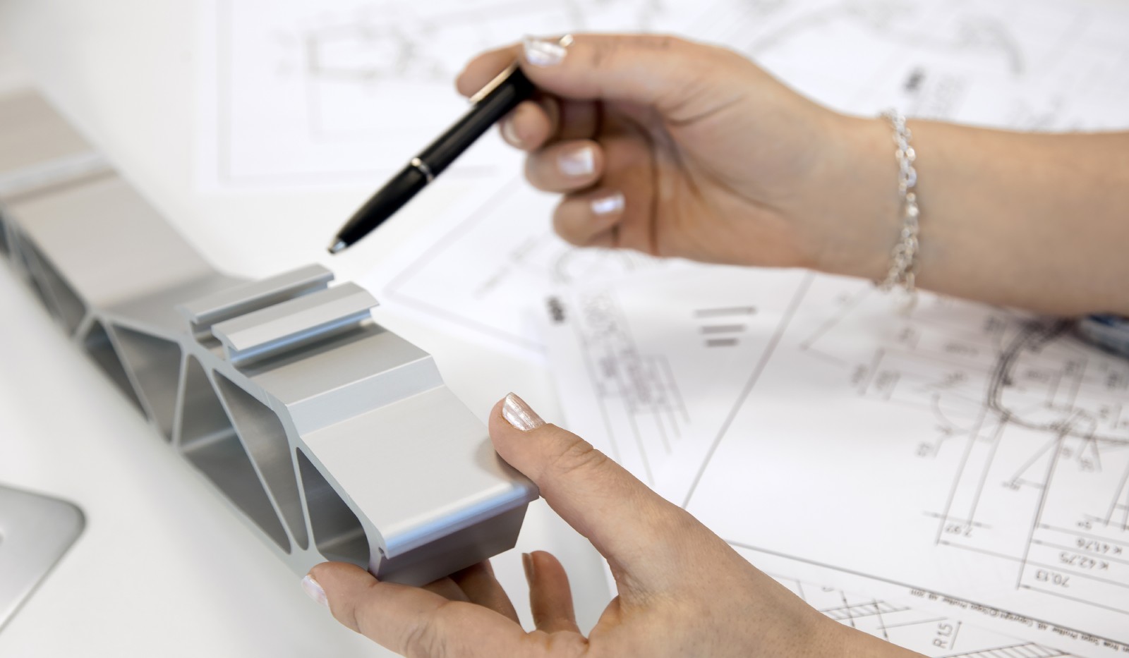 Aluminium profile and technical drawing