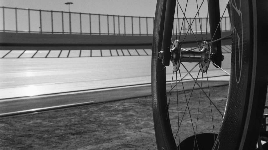 a bicycle wheel with a bicycle spokes
